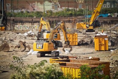 Abbruch und Transport von Material innerhalb des Gebäudes